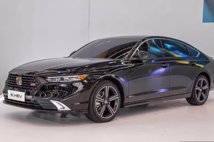 Theo một số nguồn tin cho rằng mẫu sedan thế hệ thứ 11 này sẽ không được phân phối tại Đông Nam Á và sẽ sớm được ra mắt tại thị trường Việt Nam trong thời gian tới. Mức giá xe Honda Accord RS e:HEV tại Đông Nam Á hiện vẫn còn là một ẩn số.
