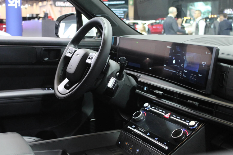 Xe nổi bật với nhiều chi tiết độc nhất dành cho “những người mê khúc côn cầu” như màu sơn mờ Creamy White (trắng kem) chưa từng có trên các mẫu Santa Fe trước đó, hoặc có thể in thêm logo của đội NHL yêu thích của khách hàng ở nhiều vị trí trên xe.