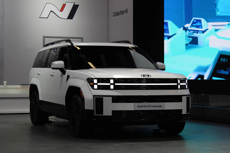 Dựa trên phiên bản Ultimate Calligraphy nên SantaFe NHL Edition sở hữu đầy đủ tất cả những trang bị tiện nghi cao cấp nhất mà hãng xe Hàn Quốc có thể đem lại ở thời điểm này, bao gồm sạc không dây 2 vị trí, cổng USB-C, điều hòa tự động tích hợp khử trùng UV-C, hệ thống âm thanh Bose 12 loa cùng ghế da màu nâu Pecan Brown Nappa.