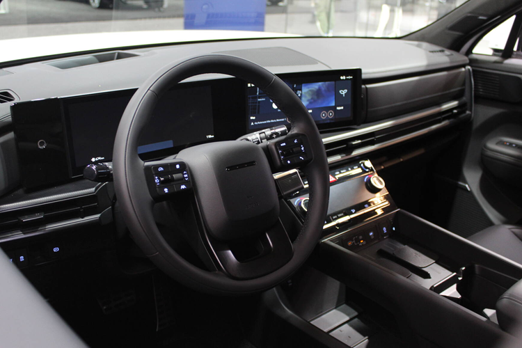 SantaFe NHL Edition còn được trang bị bộ mâm đa chấu 20 inch màu đen, tạo nên sự tương phản với màu sơn chủ đạo của thân xe, tăng cường thêm hiệu ứng thị giác. Bên trong xe còn có ốp bậc cửa Luxwood, thảm lót sàn và ốp khoang hành lý WeatherTech, giúp bảo vệ xe trước thời tiết mưa tuyết khắc nghiệt của mùa đông Canada.