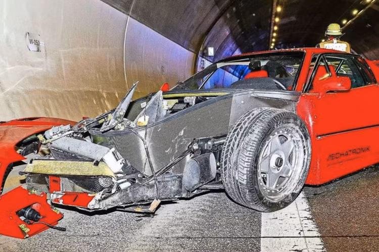 Ferrari F40 là một trong những siêu xe mang tính biểu tượng và đáng mơ ước nhất mọi thời đại của thương hiệu “ngựa chồm” vì đây là chiếc Ferrari cuối cùng được Enzo Ferrari quá cố đích thân phê duyệt. Siêu phẩm này được sản xuất từ năm 1987 đến năm 1992 với tổng cộng hơn 1300 chiếc được chế tạo.