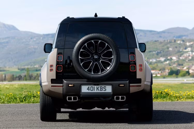 Tất cả những chiếc OCTA được chế tạo sẽ có màu sơn hai tông màu với mui và cửa sau màu đen Narvik Black, đồng thời chủ sở hữu có thể lựa chọn một lớp màng bọc bảo vệ mờ để phủ khắp thân xe.