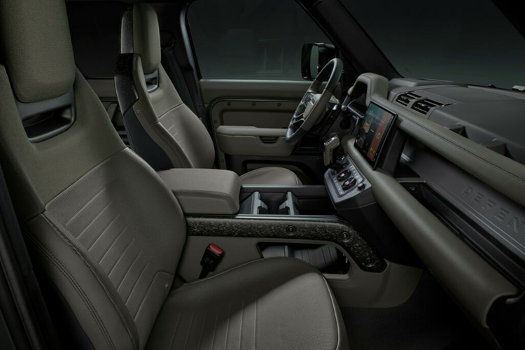 Mẫu mới này có chiều cao hơn 28 mm so với các mẫu Defender nhỏ hơn và rộng hơn khoảng 68 mm. Mẫu xe được trang bị các thanh đòn dài hơn và cứng hơn để cải thiện khả năng khớp nối của bánh xe và trang bị công nghệ hệ thống treo 6D Dynamics mới của thương hiệu.