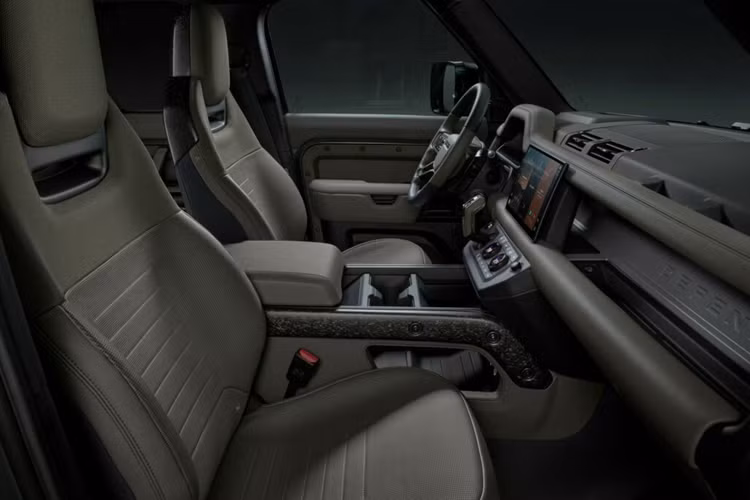 Mẫu mới này có chiều cao hơn 28 mm so với các mẫu Defender nhỏ hơn và rộng hơn khoảng 68 mm. Mẫu xe được trang bị các thanh đòn dài hơn và cứng hơn để cải thiện khả năng khớp nối của bánh xe và trang bị công nghệ hệ thống treo 6D Dynamics mới của thương hiệu.