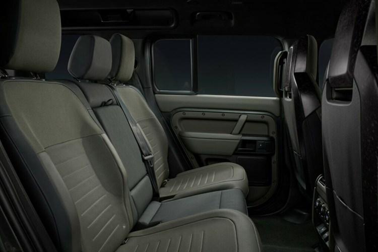 Thiết lập này bao gồm các bộ giảm chấn bán chủ động biến đổi liên tục được liên kết bằng thủy lực mà Land Rover cho biết giúp giảm độ nghiêng và độ lăn của thân xe trên đường đồng thời cải thiện khả năng di chuyển trên đường địa hình.