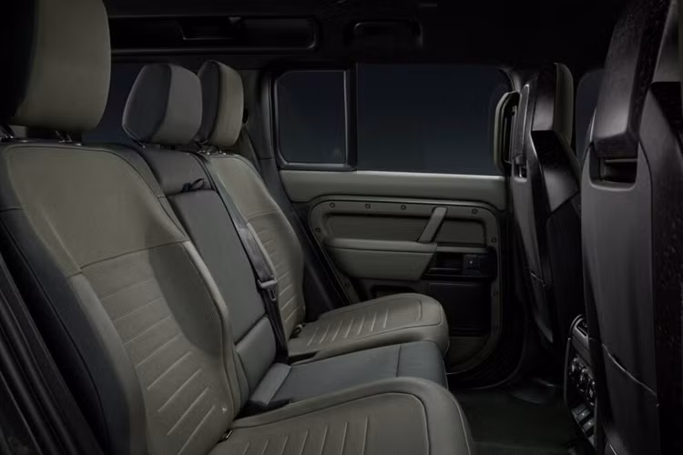 Thiết lập này bao gồm các bộ giảm chấn bán chủ động biến đổi liên tục được liên kết bằng thủy lực mà Land Rover cho biết giúp giảm độ nghiêng và độ lăn của thân xe trên đường đồng thời cải thiện khả năng di chuyển trên đường địa hình.