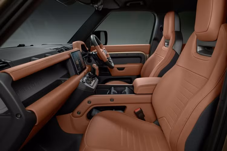 Tuy nhiên, Defender không thực sự hướng đến hiệu suất vượt trội trên đường mà thay vào đó, mẫu xe sẽ trở thành một biểu tượng vì độ chắc chắn và khả năng vượt địa hình.