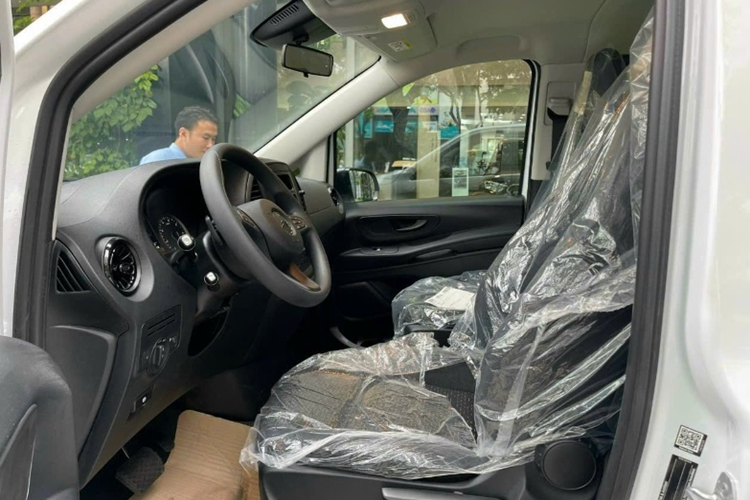 Nội thất của xe với ghế bọc vải dạng nỉ, vô-lăng trơn không bọc da tích hợp các phím chức năng, rất ít các chi tiết mạ crôm, cụm đồng hồ công tơ mét nằm sau tay lái hiển thị đầy đủ các thông số kỹ thuật như tốc độ vòng quay, báo xăng, vận tốc.