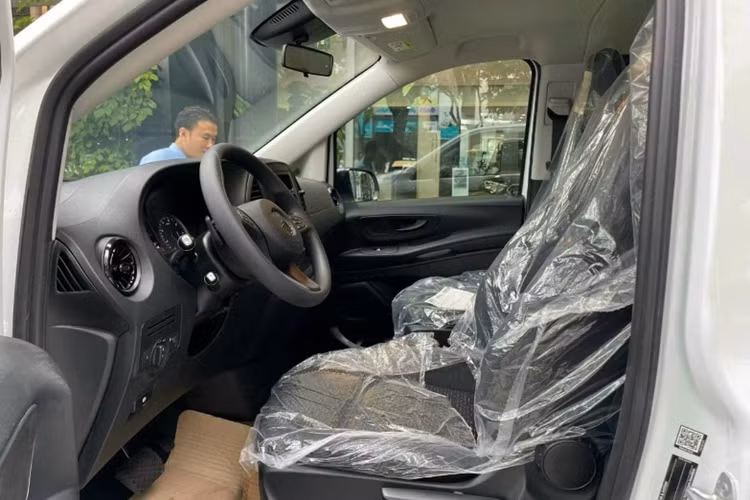 Nội thất của xe với ghế bọc vải dạng nỉ, vô-lăng trơn không bọc da tích hợp các phím chức năng, rất ít các chi tiết mạ crôm, cụm đồng hồ công tơ mét nằm sau tay lái hiển thị đầy đủ các thông số kỹ thuật như tốc độ vòng quay, báo xăng, vận tốc.