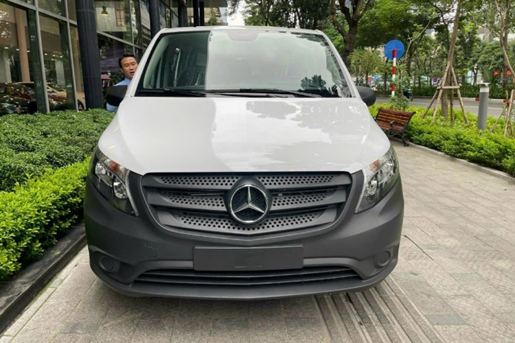 Hiện giá xe Mercedes-Benz Vito Tourer đang có mức niêm yết từ 1,649 - 1,689 tỷ đồng cho bản 4 chỗ và 7 chỗ. Trong dải sản phẩm của Mercedes-Benz, Vito Tourer được đánh giá là V-Class phiên bản giá rẻ.