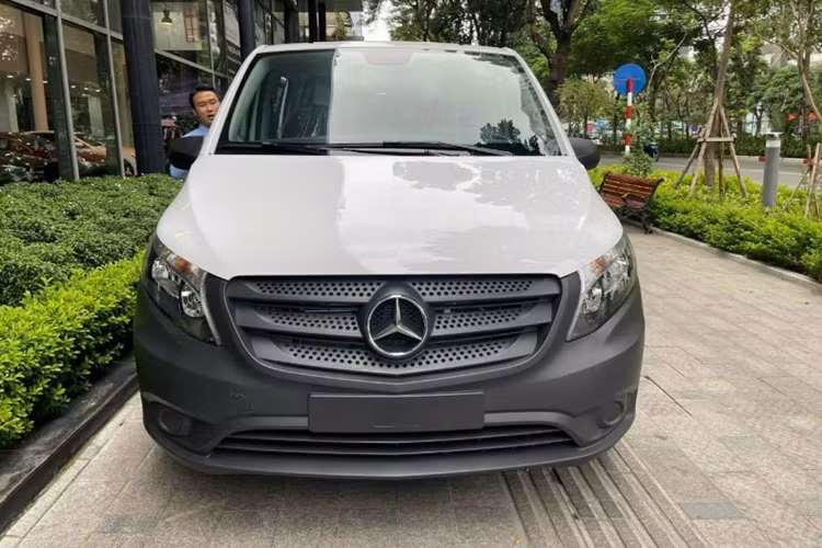 Hiện giá xe Mercedes-Benz Vito Tourer đang có mức niêm yết từ 1,649 - 1,689 tỷ đồng cho bản 4 chỗ và 7 chỗ. Trong dải sản phẩm của Mercedes-Benz, Vito Tourer được đánh giá là V-Class phiên bản giá rẻ.
