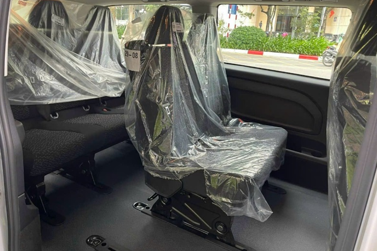 Một số phím chức năng được trang bị trên vô-lăng như thoại rãnh tay, lẫy chuyển số trên vô-lăng, nút chỉnh âm lượng, media... Phần cánh cửa thiết kế khá đơn giản với một số phím chức năng tương tự như các dòng xe đa dụng thông thường khác.