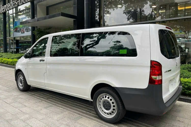 Khác với chiếc Mercedes V220 Cdi sử dụng động cơ dầu diesel, Vito Tourer 121 sở hữu khối động cơ xăng 2.0 lít, công suất 211 mã lực và có mô-men xoắn cực đại 350 Nm tại 1200-4000 vòng/phút, đi kèm hộp số tự động 7G – Tronic.