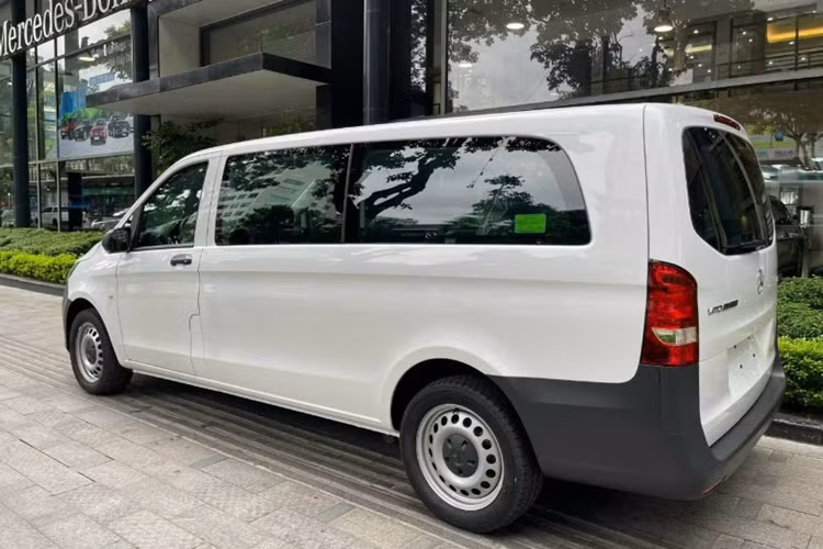 Khác với chiếc Mercedes V220 Cdi sử dụng động cơ dầu diesel, Vito Tourer 121 sở hữu khối động cơ xăng 2.0 lít, công suất 211 mã lực và có mô-men xoắn cực đại 350 Nm tại 1200-4000 vòng/phút, đi kèm hộp số tự động 7G – Tronic.