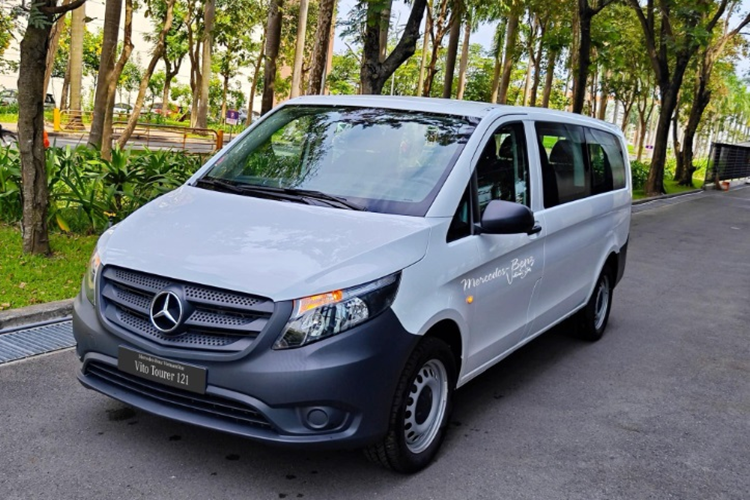 Theo đó, khách hàng mua mẫu Mercedes-Benz Vito Tourer tại Việt Nam hiện nay chỉ cần phải trả 1,21 tỷ đồng. Mức giá này đưa Vito Tourer trở thành mẫu xe Mercedes-Benz có giá rẻ nhất trên thị trường.