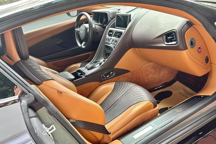 Đến nay, trong quá trình thanh lý dàn siêu xe của mình, đại gia Jacky đã thanh lý luôn chiếc xe thể thao tốc độ, hạng sang Aston Martin DB11 V8, bên cạnh 2 siêu xe giới hạn Lamborghini Aventador LP770-4 SVJ, chỉ có 900 xe sản xuất toàn cầu.