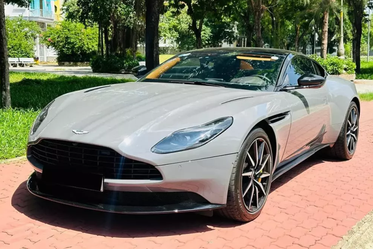 Mới đây, trên thị trường mua bán xe lướt đã xuất hiện chiếc xe thể thao Aston Martin DB11 V8 hàng hiếm đang được chào bán đã nhanh chóng nhận được sự quan tâm của cộng đồng mạng, theo tìm hiểu, đây chính là Aston Martin DB11 V8 thứ 7 được nhập khẩu chính hãng về Việt Nam, xe có màu sơn China Grey rất đẹp mắt.