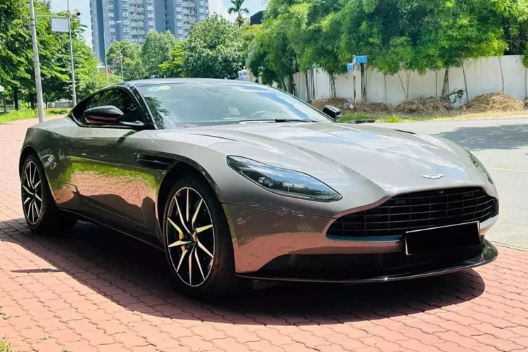 Theo người bán, chiếc Aston Martin DB11 V8 của đại gia Jacky đang rao bán này mới chạy hơn 3.000 km, xe thuộc đời 2022, và hiện đang được giao dịch với giá 1x,7 tỷ đồng, trong đó, ẩn số X được bật mí rất nhỏ.