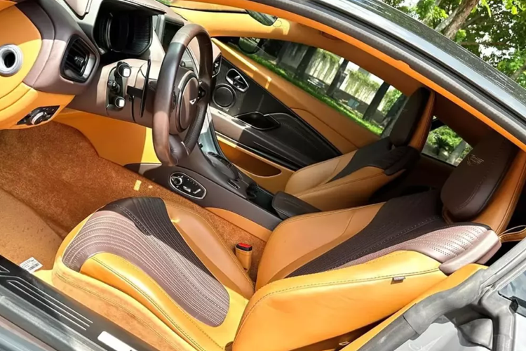 Ngoài màu sơn xám xi măng, các chi tiết trên xe thể thao hạng sang Aston Martin DB11 V8 mới được rao bán còn sơn đen như lưới tản nhiệt, cản va trước, mui xe, nẹp sườn và hốc gió ngang bên hông, vỏ gương cũng như cản va sau. Cách phối màu này rất ấn tượng. Sau cùng là bộ mâm đa chấu kép với các la-zăng mâm được vác mỏng và sơn 2 tông màu tương phản.