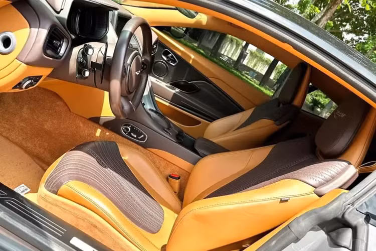 Ngoài màu sơn xám xi măng, các chi tiết trên xe thể thao hạng sang Aston Martin DB11 V8 mới được rao bán còn sơn đen như lưới tản nhiệt, cản va trước, mui xe, nẹp sườn và hốc gió ngang bên hông, vỏ gương cũng như cản va sau. Cách phối màu này rất ấn tượng. Sau cùng là bộ mâm đa chấu kép với các la-zăng mâm được vác mỏng và sơn 2 tông màu tương phản.