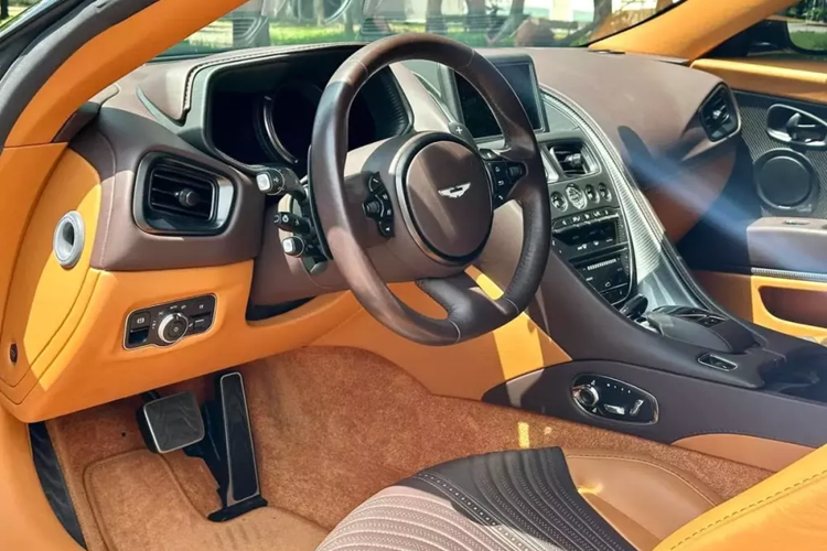 Phần kẹp phanh của xe được sơn màu vàng. Aston Martin vẫn giữ kiểu tay nắm cửa truyền thống của mình cho các dòng xe sau này và mẫu xe thể thao hạng sang DB11 V8 cũng không ngoại lệ. Để mở cửa, ngoài việc ấn nút mở trên chìa khóa khách hàng còn phải dùng 1 ngón tay ấn vòng chốt cửa để tay nắm bật ra mới có thể mở cửa.