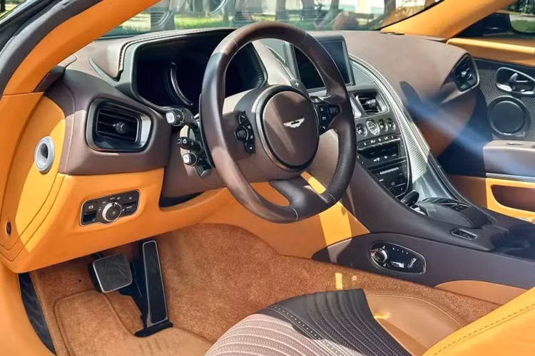 Phần kẹp phanh của xe được sơn màu vàng. Aston Martin vẫn giữ kiểu tay nắm cửa truyền thống của mình cho các dòng xe sau này và mẫu xe thể thao hạng sang DB11 V8 cũng không ngoại lệ. Để mở cửa, ngoài việc ấn nút mở trên chìa khóa khách hàng còn phải dùng 1 ngón tay ấn vòng chốt cửa để tay nắm bật ra mới có thể mở cửa.