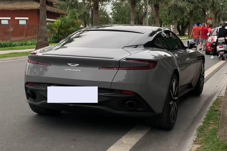 Động cơ trên Aston Martin DB11 V8 sẽ kết hợp cùng hộp số tự động 8 cấp của ZF, truyền sức mạnh tới cầu sau, nhờ đó, mẫu xe thể thao hạng sang có thể tăng tốc từ vị trí xuất phát lên 100 km/h trong thời gian chỉ 4 giây và đạt vận tốc tối đa 301 km/h.