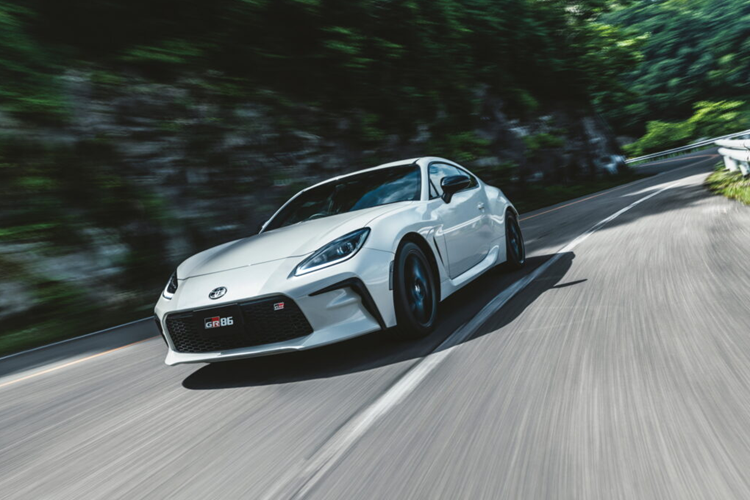 Đội ngũ phát triển cũng đã điều chỉnh bộ điều khiển ga trên bản số sàn để kết nối trực tiếp hơn giữa chân ga và động cơ. Đối với phiên bản số tự động, các kỹ sư đã mở rộng dung sai tốc độ động cơ khi giảm số, cho phép chuyển số mượt mà và nhạy hơn.