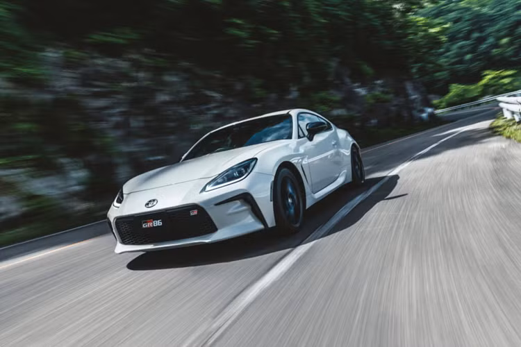 Đội ngũ phát triển cũng đã điều chỉnh bộ điều khiển ga trên bản số sàn để kết nối trực tiếp hơn giữa chân ga và động cơ. Đối với phiên bản số tự động, các kỹ sư đã mở rộng dung sai tốc độ động cơ khi giảm số, cho phép chuyển số mượt mà và nhạy hơn.