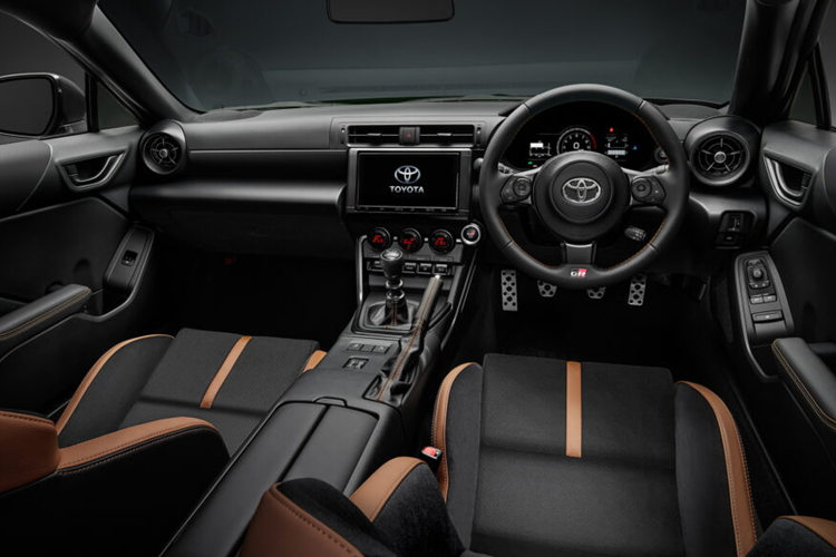 Về công nghệ, GR86 2025 cũng được trang bị thêm hệ thống cảnh báo áp suất lốp và đèn chạy ban ngày. Đối với mẫu xe này, Toyota cũng tổ chức chương trình bốc thăm quay số tại Nhật Bản cho phiên bản “RZ Ridge Green Limited” mới với chỉ có 200 chiếc dự kiến được sản xuất.