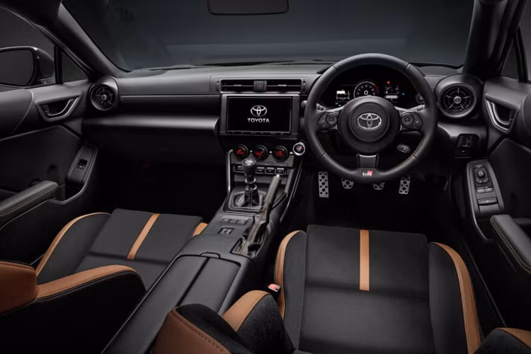 Về công nghệ, GR86 2025 cũng được trang bị thêm hệ thống cảnh báo áp suất lốp và đèn chạy ban ngày. Đối với mẫu xe này, Toyota cũng tổ chức chương trình bốc thăm quay số tại Nhật Bản cho phiên bản “RZ Ridge Green Limited” mới với chỉ có 200 chiếc dự kiến được sản xuất.