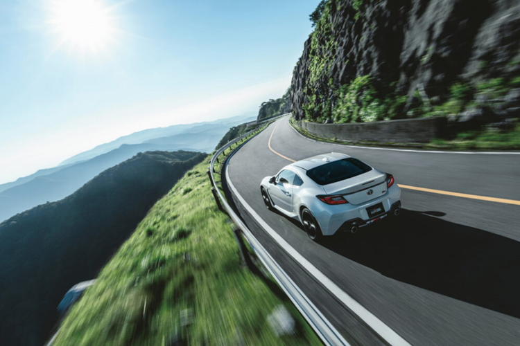 Phiên bản “Ridge Green Limited”, có giá cao hơn, bắt đầu từ 3.897.000 Yên (24.500 USD) cho bản số sàn và 3.995.000 Yên (25.100 USD) cho phiên bản số tự động. Những người yêu thích mẫu xe này cần nộp đơn đăng ký xổ số cho “Ridge Green Limited” trước ngày 28/7.