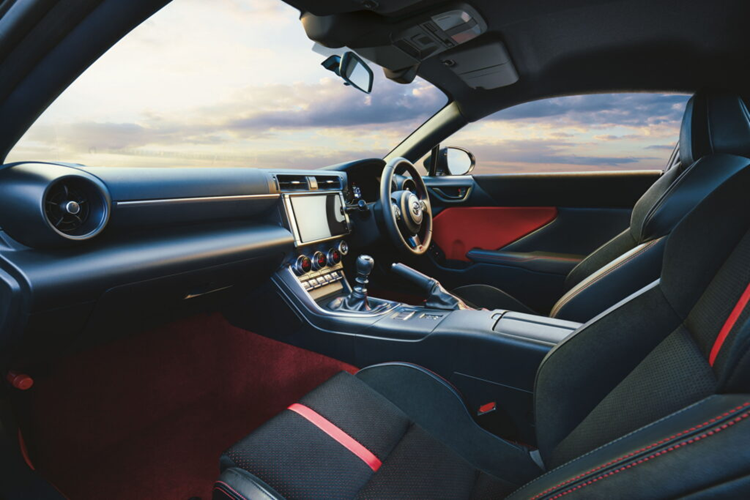 Phiên bản này sở hữu ngoại thất có màu sơn xanh lá cây nổi bật, kết hợp với mâm xe 18 inch màu đồng được bọc trong lốp hiệu suất 215/40R18. Khoang nộ thất của xe được hoàn thiện với đường thêu sang trọng và ghế thể thao màu đen hai tông màu với các điểm nhấn màu nâu kết hợp giữa da lộn và da.