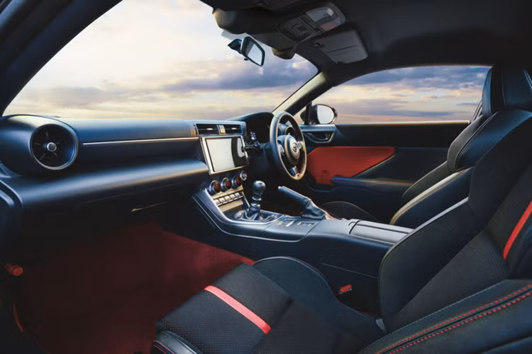 Phiên bản này sở hữu ngoại thất có màu sơn xanh lá cây nổi bật, kết hợp với mâm xe 18 inch màu đồng được bọc trong lốp hiệu suất 215/40R18. Khoang nộ thất của xe được hoàn thiện với đường thêu sang trọng và ghế thể thao màu đen hai tông màu với các điểm nhấn màu nâu kết hợp giữa da lộn và da.