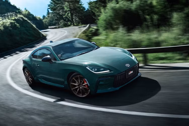  Toyota GR86 2025 mới đã có những nâng cấp chú trọng vào khả năng xử lý của xe. Thương hiệu cho biết những nâng câp này được thực hiện dựa trên những hiểu biết sâu sắc thu được từ đường đua, nơi GR86 đã chứng minh được khả năng của mình và từ đây có thể mang lại cảm giác lái độc đáo hơn nữa.