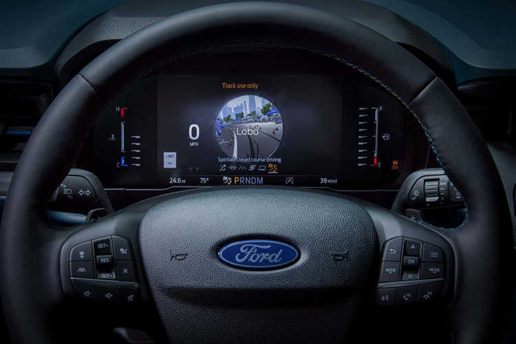 Khác với những mẫu Maverick khác, mẫu Lobo được trang bị hộp số tự động bảy tốc độ với lẫy chuyển số giúp tăng thêm tính thể thao cho chiếc bán tải Mỹ. Ngoài những sửa đổi về mặt trang bị kỹ thuật, xe còn được nâng cấp với một số chi tiết về ngoại thất của xe.