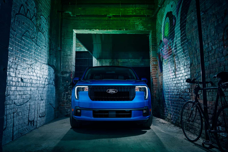 So với phiên bản trang trí thông thường của xe tải nhỏ gọn phổ biến, mẫu xe bán tải Ford Maverick Lobo 2025 có vị trí thấp hơn khoảng 13 mm ở trục trước và 29 mm ở trục sau. Hệ thống treo cứng hơn này đi kèm với bộ giảm chấn đơn phía sau từ Maverick Tremor nhưng được tinh chỉnh lại ân tượng hơn.