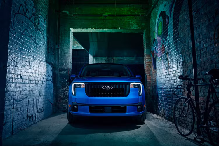 So với phiên bản trang trí thông thường của xe tải nhỏ gọn phổ biến, mẫu xe bán tải Ford Maverick Lobo 2025 có vị trí thấp hơn khoảng 13 mm ở trục trước và 29 mm ở trục sau. Hệ thống treo cứng hơn này đi kèm với bộ giảm chấn đơn phía sau từ Maverick Tremor nhưng được tinh chỉnh lại ân tượng hơn.