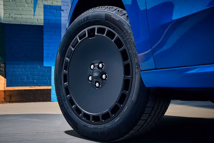 Ngoài ra, xe được trang bị thanh lái nhanh hơn đến từ Kuga, phiên bản châu Âu của Escape. Những thay đổi khác bao gồm nâng cấp khả năng làm mát bằng cách kế thừa các tính năng từ 4K Tow Pack với bộ tản nhiệt và quạt lớn hơn cùng với bộ làm mát dầu hộp số.