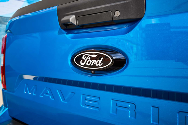 Xe được trang bị phần tấm chắn phía trước dành riêng cho xe tải thể thao cũng như các điểm nhấn màu xanh Grabber Blue và Electric Lime bên trong.