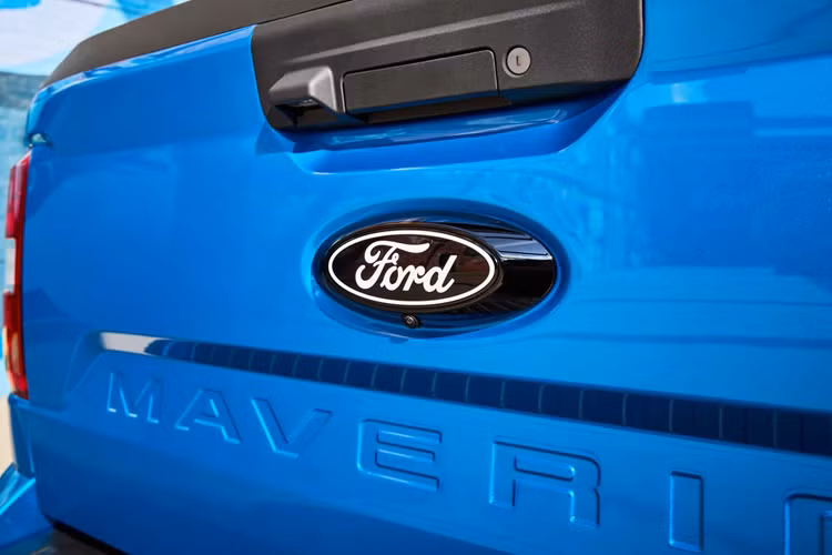 Xe được trang bị phần tấm chắn phía trước dành riêng cho xe tải thể thao cũng như các điểm nhấn màu xanh Grabber Blue và Electric Lime bên trong.