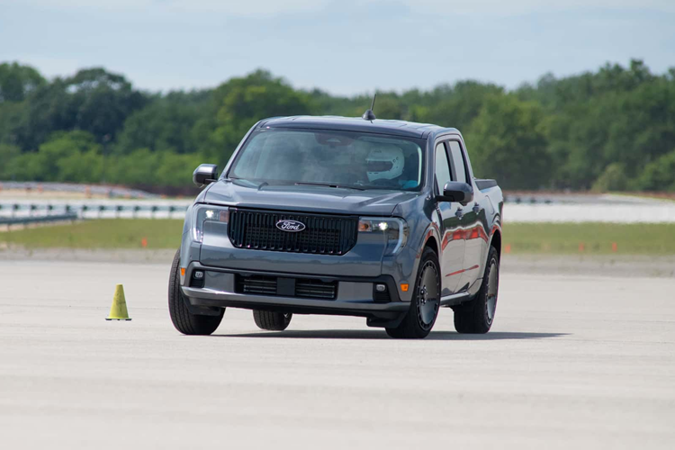 Giá xe Ford Maverick Lobo 2025 khởi điểm được công bố ở mức 36.595 USD cho thông số kỹ thuật tiêu chuẩn. Phiên bản cao cấp hơn của xe sẽ được công bố ở mức 42.090 USD. Cả hai mẫu xe này sẽ được bán ra từ năm 2025.