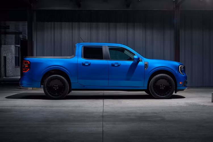 Mẫu xe cũng được trang bị ấn tượng hơn với bộ mâm “turbofan” 19 inch màu đen giống như trang bị trên mẫu xe Escort RS Cosworth. Ở trục trước, Maverick Lobo được trang bị bộ cùm phanh piston kép của Focus ST.