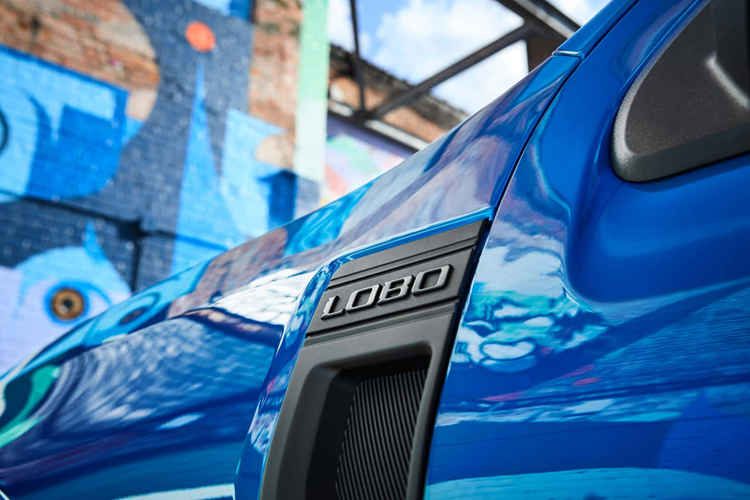 Ngoài bộ mâm xe mang phong cách cổ điển, Maverick Lobo còn có mui xe màu đen. Ngoài ra, cản sau và các đường gờ nổi hiện nay có cùng màu với thân xe.
