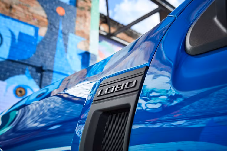 Ngoài bộ mâm xe mang phong cách cổ điển, Maverick Lobo còn có mui xe màu đen. Ngoài ra, cản sau và các đường gờ nổi hiện nay có cùng màu với thân xe.