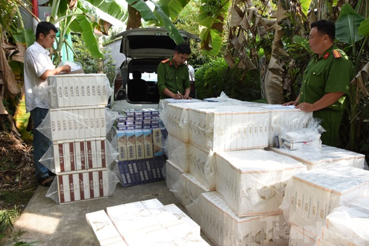 Tài xế ô tô chở thuốc lá lậu tông xe cảnh sát giao thông ở Tiền Giang Tai xe o to cho thuoc la lau tong xe canh sat giao thong o Tien Giang