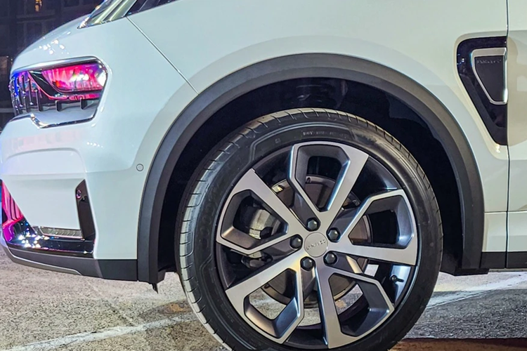 Lynk &amp; Co 05 có kích thước tổng thể 4.592 × 1.879 × 1.628 mm (dài x rộng x cao), chiều dài cơ sở 2.734 mm. Ngoại trừ chiều dài và trục cơ sở, các thông số còn lại của 05 đều kém hơn Peugeot 408 ( 4.690 x 1.850 x 1.480 mm, 2.790 mm). Xe được trang bị bộ la-zăng 20 inch Silver Blade, bọc bên ngoài là bộ lốp 235/45.