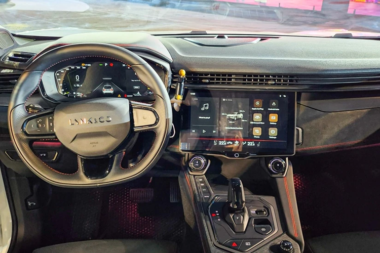 Hệ thống tiện nghi trên xe có thể kể đến như sạc không dây, làm mát/sưởi ghế lái, dàn âm thanh Harman Infinity 10 loa... Sức mạnh của Lynk &amp; Co 05 đến từ động cơ 2.0L tăng áp, sản sinh công suất 254 mã lực, mô-men xoắn cực đại 350 Nm.