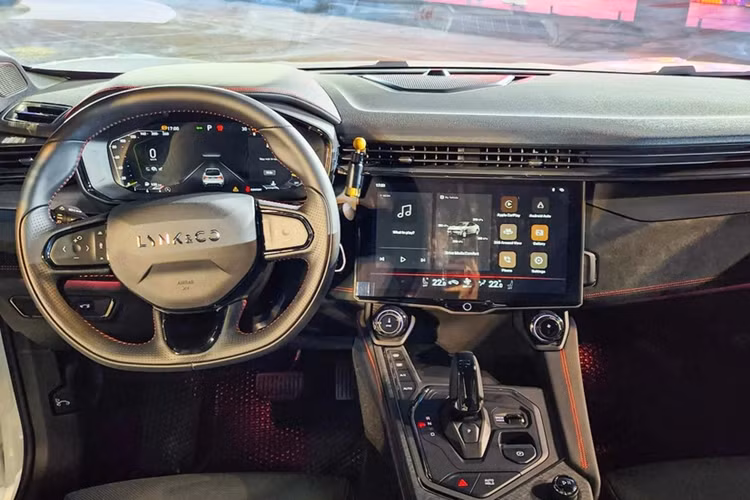 Hệ thống tiện nghi trên xe có thể kể đến như sạc không dây, làm mát/sưởi ghế lái, dàn âm thanh Harman Infinity 10 loa... Sức mạnh của Lynk &amp; Co 05 đến từ động cơ 2.0L tăng áp, sản sinh công suất 254 mã lực, mô-men xoắn cực đại 350 Nm.