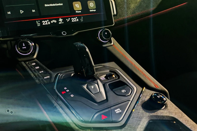 Xe dùng hộp số tự động 8 cấp cùng hệ dẫn động 4 bánh AWD. Ngoài lợi thế về sức mạnh, Lynk &amp; Co 05 còn gây chú ý với loạt trang bị an toàn hỗ trợ phanh chủ động, hỗ trợ giữ làn đường, đèn pha tự động, ga tự động thích ứng, nhận diện biển báo giao thông...